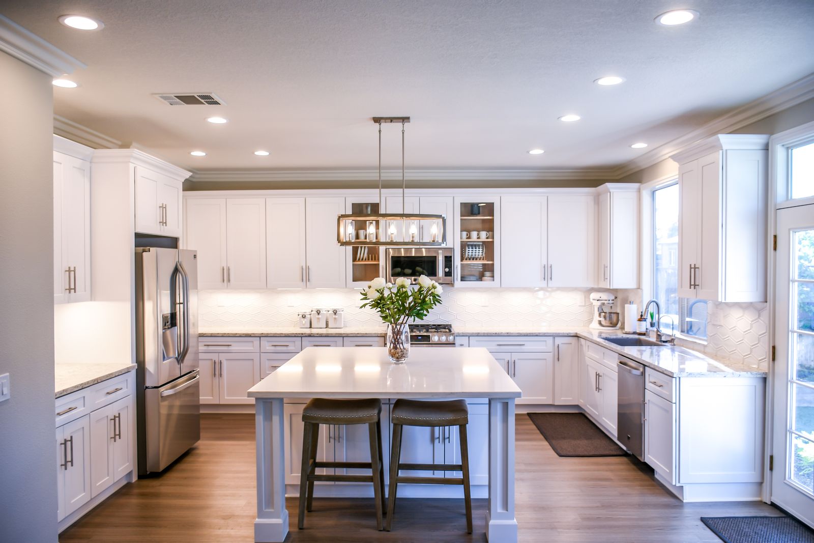White classic kitchen with island seating